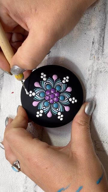 Mandela Rock Painting Patterns, Dot Mandala Art For Beginners, Mandela Rocks, Mandela Rock Painting, Mandala Crafts, Dotting Art, Diy Rock Art, Mandala Painted Rocks, Mandala Rock Art