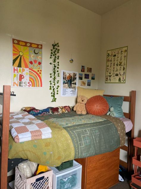 Dorm Room Ideas Earthy, Dorm Room Aesthetic Grunge, Dorm Room Aesthetic Dark, Dorm Room Inspo Boho, Tamu Dorm, Room Aesthetic Purple, Cozy Dorm Room Aesthetic, Purple Dorm Room Ideas, Artsy Dorm Room