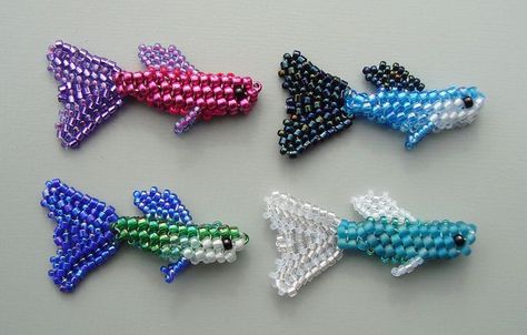 Beta Fish Bead Pattern Beaded Animals Tutorial, Beaded Objects, Beaded Fish, Seed Bead Patterns Free, Ocean Bracelet, Beaded Patterns, Beaded Dragonfly, Seed Bead Crafts, Fish Beads