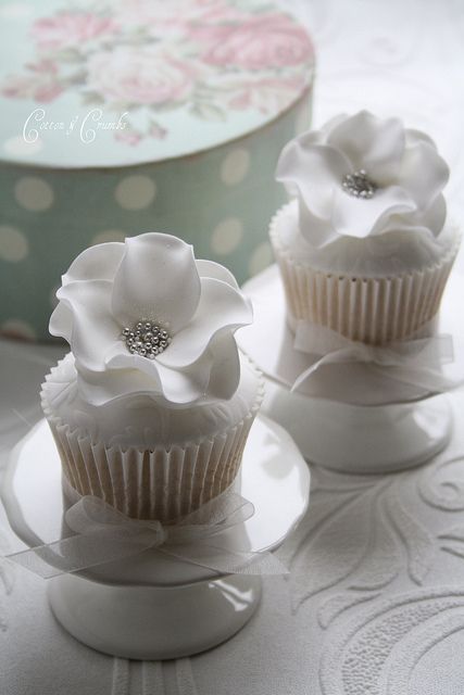 Winter Wedding Cupcakes, Cupcakes Bonitos, Cotton And Crumbs, Elegant Cupcakes, Mini Wedding Cakes, Pretty Cupcakes, White Cupcakes, Cupcakes Decorados, Floral Cupcakes