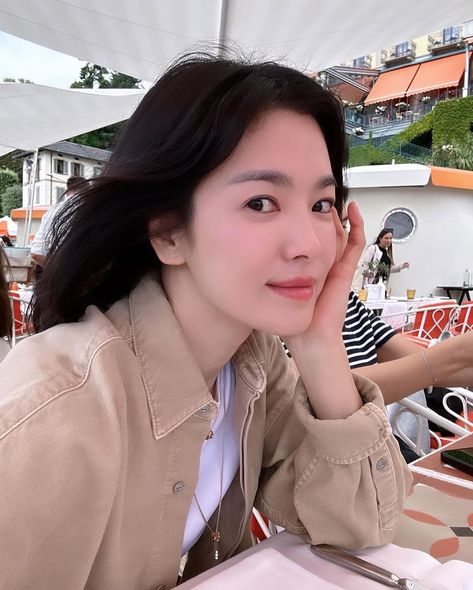 Okay I’m greedy. I want more pictures of @kyo1122 I’m missing her already🙈😩 #songhyekyo Dong Eun, Song Hye Kyo Style, Celebrity Selfies, I Want More, Hye Kyo, Song Hye Kyo, Song Of Style, Missing Her, Aesthetic Songs