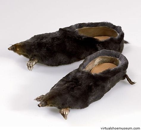 Bad Taxidermy, Funny Shoes, Animal Shoes, Creative Shoes, Ugly Shoes, German Fashion, Funky Shoes, Outfit Trends, Unique Shoes