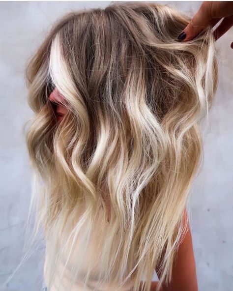 Bold Money Piece Hair, Colored Money Piece, Colored Money Piece Hair, Bold Money Piece, Money Piece Hair, Money Pieces, Money Piece, Blonde Hair Inspiration, Looks Party