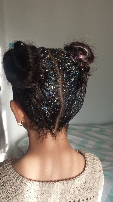 Hair Designs For Girls, Glitter Roots, Face Glitter, New Year Hairstyle, Competition Hair, Hair Glitter, Biodegradable Glitter, Gorgeous Hair Color, Trendy Hairstyle