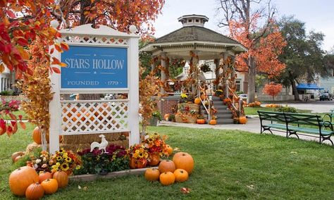 Stars Hollow, the fictional Connecticut town that is the setting for Gilmore Girls. Estilo Rory Gilmore, Girls Tv Series, Studera Motivation, Herbst Bucket List, Kaptan Jack Sparrow, Gilmore Girls Seasons, Wallpapers Ipad, Gilmore Girl, Lorelai Gilmore