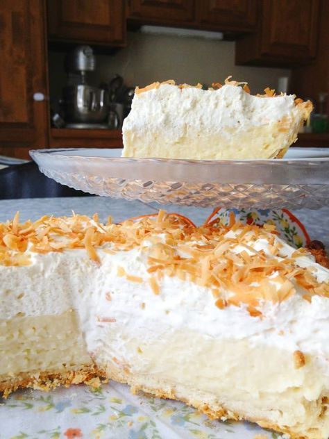 Coconut cream pie.. mmm, I'm going to try to make individual ones. Best Coconut Cream Pie, Yummy Pies, Coconut Cream Pie Recipes, Coconut Pie, Coconut Desserts, Pie Pie, Cream Pie Recipes, Pie In The Sky, Coconut Cream Pie