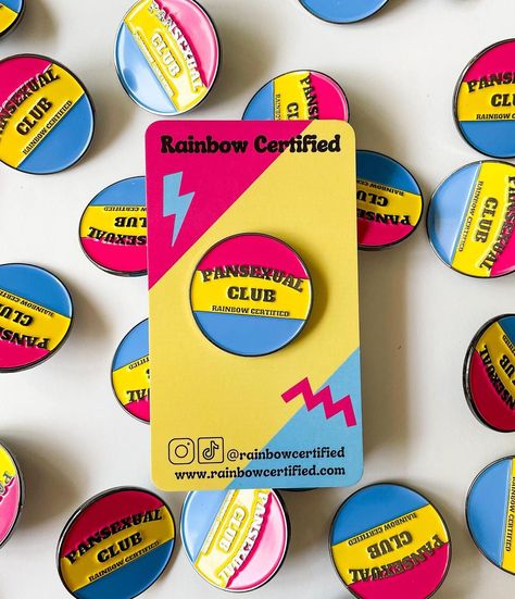 Rainbow Certified🌈💕 on Instagram: “IN LOVE, INSTANTLY?! - Yerp, us too! 🌈🥰 - Our Pansexual Pride Club Pin is looking so bliddy snazzy & we are loving this design!🙌 - Happy…” Pan Colors Pride, What Is Pansexual, Pansexual Gifts, Pansexual And Bisexual, Pulseras Aesthetic, Lgbtq Icons, Pride Art, Character Wardrobe, Pride Day