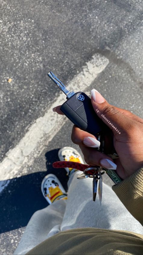 New Car Keys Picture, Car Keys Black Woman, Getting Permit Aesthetic, Holding Car Keys Aesthetic, 2024 Vision Board Car, Holding Keys Aesthetic, New Car Keys Aesthetic, Vision Board Car Keys, First Car Black Woman