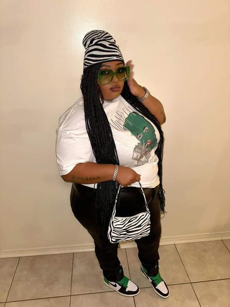 Cream Graphic Tee Outfit, Graphic Tee Plus Size Outfit, How To Style A Graphic Tee Plus Size, Plus Size Graphic Tee Outfit, Plus Size Graphic Tee And Skirt, Graphic Tee Outfit Black Women Plus Size, Baddie Beanie, Nyc Travel Outfit, Cream Graphic Tee