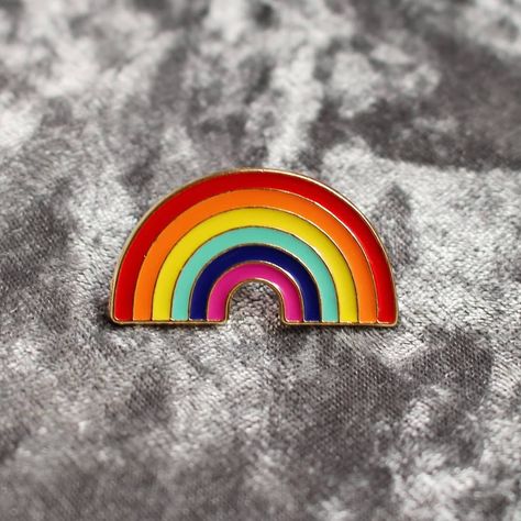 Pin Rainbow 🌈  https://amandola.minestore.com.br/ #arcoiris #rainbow #amandolá #pin #pinmania Rainbow Pin, Enamel Pins, Rainbow, Collage, Halloween, Pins