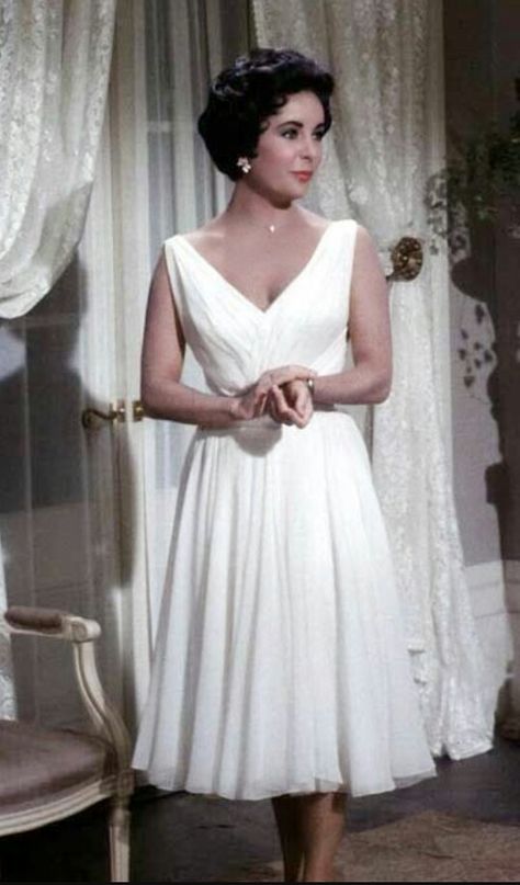 Elizabeth Taylor Elizabeth Taylor Style, Style Icons Women, Helen Rose, Istoria Modei, Estilo Marilyn Monroe, White Vintage Dress, Beautiful White Dresses, Cocktail Dress Prom, White Cocktail Dress