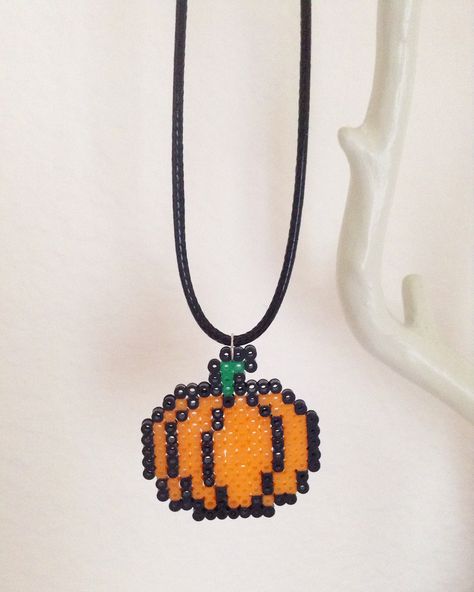 Perler Bead Pumpkin Earrings, Jackolantern Perler Beads, Pumpkin Pearler Bead, Small Perler Beads Ideas Halloween, Perler Bead Necklace Ideas, Autumn Perler Beads, Pumpkin Hama Beads, Halloween Hamma Beads, Mini Beads Ideas