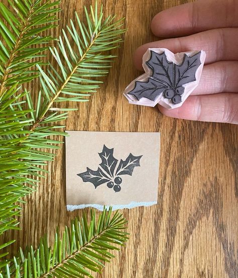 janae (@janaeprints) posted on Instagram: “Holly stamp 🎄 this one has come in handy for wrapping gifts this year. #tinystamptuesday — #printmaking #printing #printmaker #linocut…” • Dec 14, 2021 at 7:17pm UTC Block Print Wrapping Paper, Holly Linocut, Christmas Linocut Ideas, Christmas Block Print, Spring Linocut, Xmas Linocut, Lino Christmas Cards, Winter Linocut, Christmas Lino Print Ideas