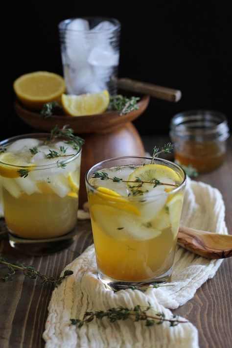 Lemon Cocktail, Diy Hack, Lemon Thyme, Lemon Drink, Bourbon Cocktails, Mocktails, Summer Drinks, Fun Drinks, Yummy Drinks