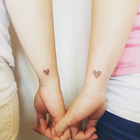 Sister Heart Tattoos, Thumbprint Tattoo, Matching Sister Tattoo, Herz Tattoo Klein, Fingerprint Heart Tattoos, Fingerprint Tattoos, Small Wave Tattoo, Small Sister Tattoos, Alphabet Tattoo