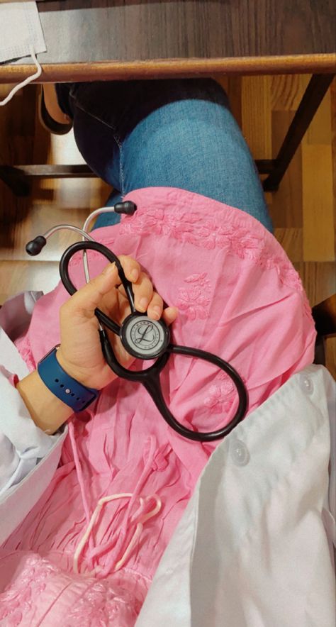 Doctor at work #littmann #doctor #inspiration Doctor Snapchat Stories, Doctor Pictures Female, Female Doctor Aesthetic Medical, Doctors Pictures, Doctor Snap, Doctor Pic, Female Doctor Aesthetic, Doctor Dp, Doctor Inspiration