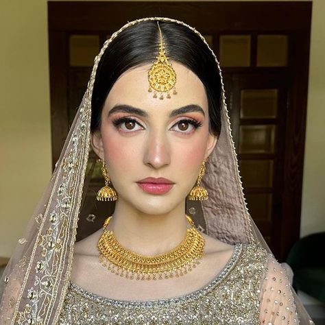 Gold Jewelry Pakistani, Nikkah Jewelry, Bridal Jewelry Gold, Party Makeup Looks Pakistani, Desi Bride Makeup, Pakistani Bride Hairstyle, Pakistani Gold Jewelry, Bridal Makeup Red Lips, Soft Bridal Makeup