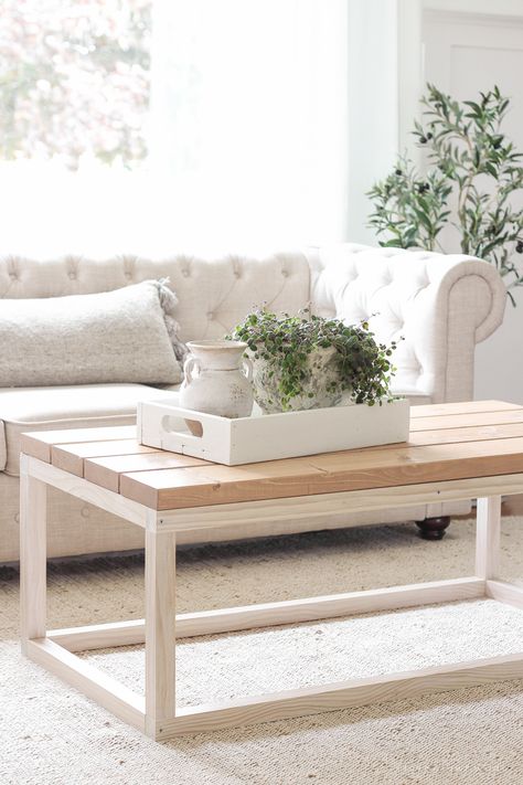 Simple DIY Coffee Table - Love Grows Wild Unique Coffee Tables, Cheap Coffee Table, Modern Wood Coffee Table, Wallpaper Macbook, Diy Furniture Easy, Diy Coffee Table, Diy Coffee, Diy Furniture Table, Unique Coffee