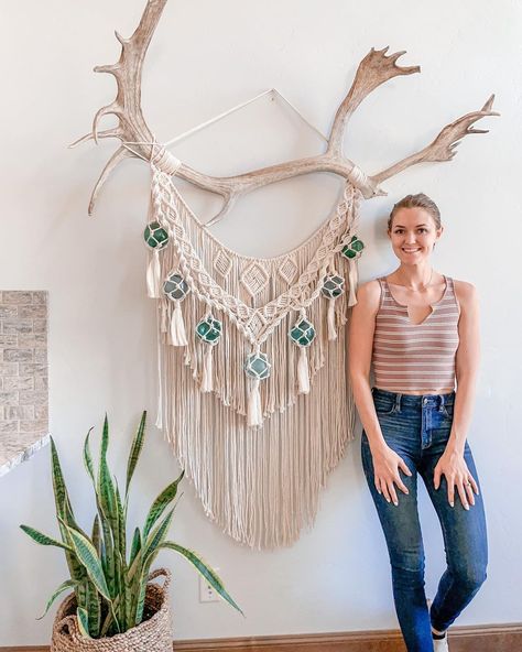 Macrame On Antlers, Antler Crafts Diy, Rustic Macrame, Antler Macrame, Deer Skull Decor, Antler Wall Hanging, Antler Ideas, Reindeer Horns, Antlers Decor