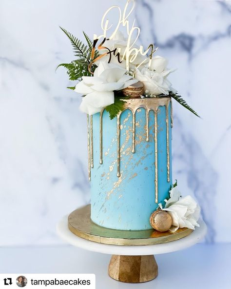 ᴄᴀᴋᴇ ᴛᴏᴘᴘᴇʀs | ᴇᴠᴇɴᴛ ᴅᴇᴄᴏʀ on Instagram: “How pretty is this cake? 💙 @tampabaecakes ‘s baby shower cake features a gorgeous combination of sky blue and gold, with fresh florals and…” Splatter Cake, Oh Baby Cake, Gold Birthday Cake, Fresh Flower Cake, Baby Boy Cakes, Summer Baby Shower, Blue Cakes, Gold Cake, Buttercream Flowers