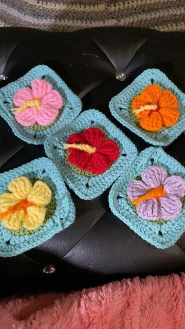 Seashell Granny Square Crochet, Tropical Flower Crochet Pattern, Crochet Beach Granny Square, Hawaii Crochet Patterns, Crochet Square Patterns Flower, Hibiscus Granny Square, Granny Square Items, Crochet Disney Granny Squares, Beach Granny Square