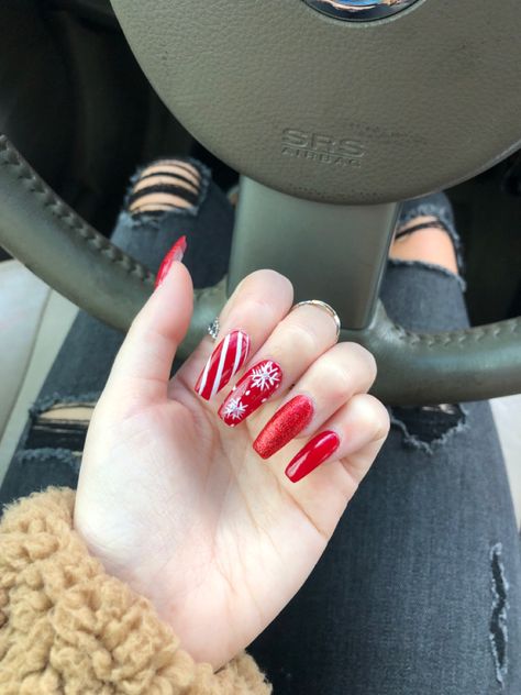 Christmas Nail Art Ideas, Unghie Sfumate, Nail Art Tutorials, Christmas Manicure, Festive Nail Art, Cute Christmas Nails, Christmas Nail Art Designs, Holiday Glam, Holiday Nail Art