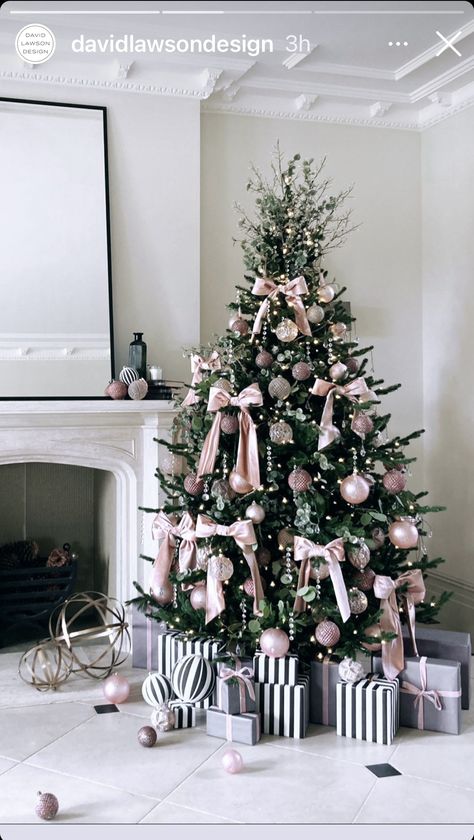 Pink Silver And White Christmas Tree, Pink Christmas Decorations Living Room, Christmas Tree Ideas Rose Gold, Pink Bow Christmas Tree, Pinkmas Tree, Pink And Black Christmas Tree, Pink And Silver Christmas Tree, Girly Christmas Aesthetic, Pink Christmas Ideas