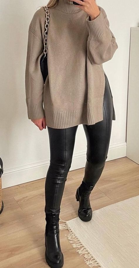 Edgy Winter Outfits, Black Leather Leggings Outfit, Outfits Leggins, Happy Hour Outfit, Leggings Outfit Ideas, Outfit Botas, Leather Leggings Outfit, Pullovers Outfit, Black Leggings Outfit