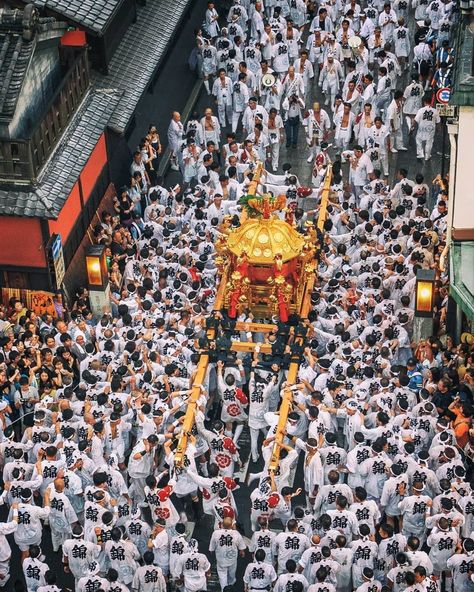 Japan Airlines on Instagram: “The Gion Festival takes place annually in Kyoto and is one of the most famous festivals in Japan🇯🇵 Held around the Yasaka Shrine, the…” Gion Matsuri, Yasaka Shrine, Matsuri Festival, Lucas Black, People Crowd, Month Of July, Black Image, Kyoto Japan, The Streets