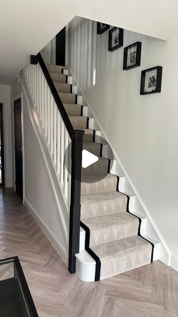 Black Interior Stairs, Black And White Hallways And Stairs, Black And Neutral Staircase, Black And White Bannister Rail, White And Black Banister, White And Black Bannister, Grey Staircase Ideas, Black Banister Hallway Ideas, Beige And Black Stairs