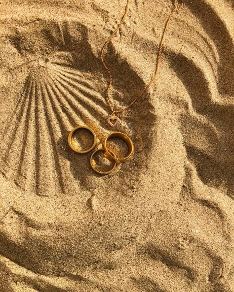 Jewelry In Sand Photography, Aesthetic Jewelry Photography Beach, Sand Jewelry Photography, Beach Jewellery Photography, Jewelry At The Beach, Desert Jewelry Photoshoot, Product Pictures Ideas Jewelry, Beach Photoshoot Jewelry, Jewellery Flatlay Photography