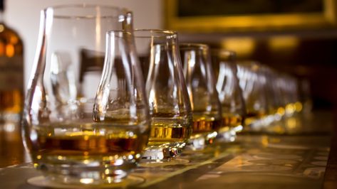 Some think whiskey lacks flavor subtlety. But expert cicerone Mandy Naglich disagrees! She has some great tips for tasting and experiencing the spirit properly. Tasting Party Ideas, Top 10 Cocktails, Home Distilling, Best Bourbon, Whiskey Lounge, Tanqueray Gin, Good Rum, Best Bourbons, Whisky Tasting