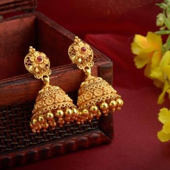 Latest Traditional Gold Earrings Design Temple Jewellery Earrings, Antique Gold Jewelry Indian, Gold Earrings Wedding, Gold Jewelry Simple Necklace, Gold Mangalsutra Designs, Gold Bridal Jewellery Sets, Jewelry Set Design, Gold Bridal Earrings, Gold Jewelry Stores