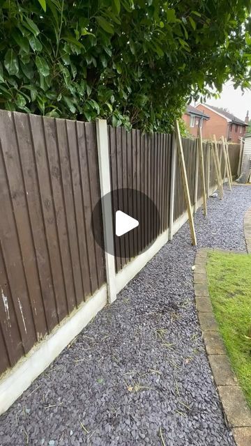 Fence Batten Ideas, Outside Fence Decor Ideas, Diy Slatted Fence, Fence Covering Ideas, Batten Fencing, Batten Fence, Fence Decorating Ideas, Cheap Privacy Fence, Willow Fence