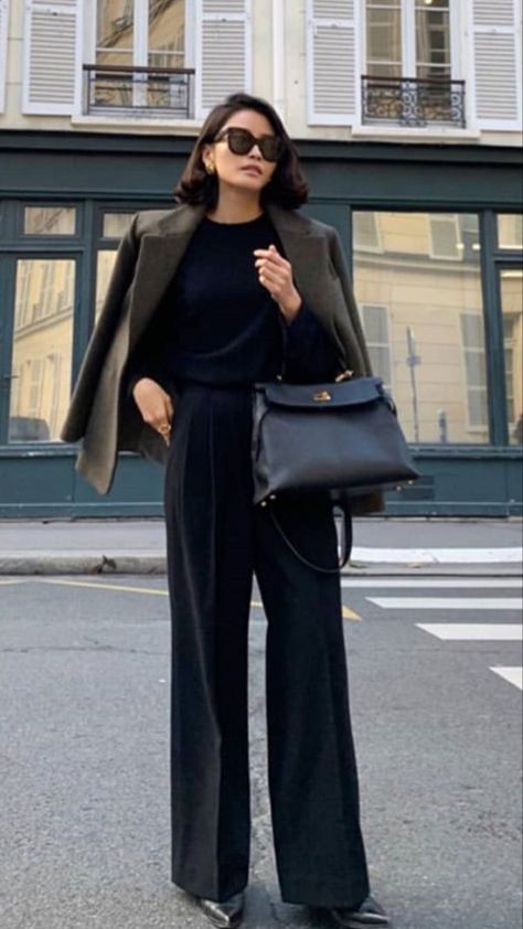 Fall Office Fashion 2024, Dark Green Office Outfit, Dark Green Style Outfits, Dark Business Outfits, Dark Office Outfits Women, Dark Green Shoes Outfit, Office Business Casual Outfits Summer, Black Tailored Trousers Outfit, Dark Green Bag Outfit