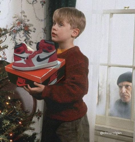 Home Alone Nike, Air Jordan 1 Lost And Found, Lost And Found Jordan 1, Jordan 1 Aesthetic, Jordan 1 Lost And Found, Jordan 1 High Chicago, Merry Christmas Everybody, Legendary Pictures, Tee Ideas