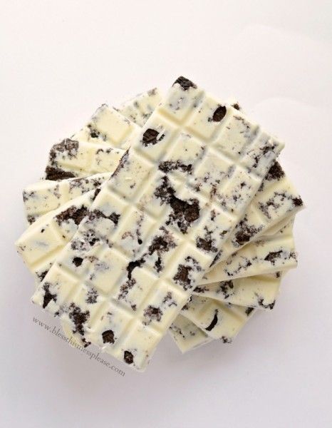 cookies and cream candy bar Chocolate Candy Bar Ideas, Oreo Chocolate Bar, Chocolate Bar Filling Ideas, Gourmet Chocolate Bars, Stuffed Chocolate Bar, Cookies And Cream Candy Bar, Cookies And Cream Chocolate Bar, Candy Bar Recipes, Diy Chocolate Bars