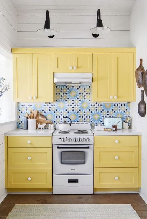 Small Kitchen Colors, Small Kitchen Decoration, Model Dapur, Yellow Cabinets, Small Kitchen Decor, Kitchen Paint Colors, Yellow Kitchen, Kitchen Trends, Kitchen Paint