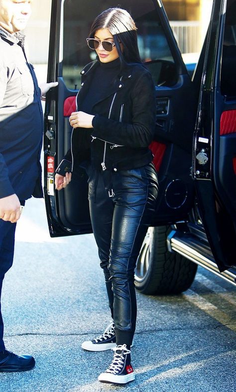 Kylie Jenner wears a turtleneck, suede moto jacket, leather joggers, high-top sneakers, and Dior sunglasses Sweatpants Look, Kylie Jenner Outfits Casual, Ropa Kylie Jenner, Stile Kylie Jenner, Outfit Converse, How To Wear Joggers, Estilo Jenner, Look Kylie Jenner, Looks Kylie Jenner