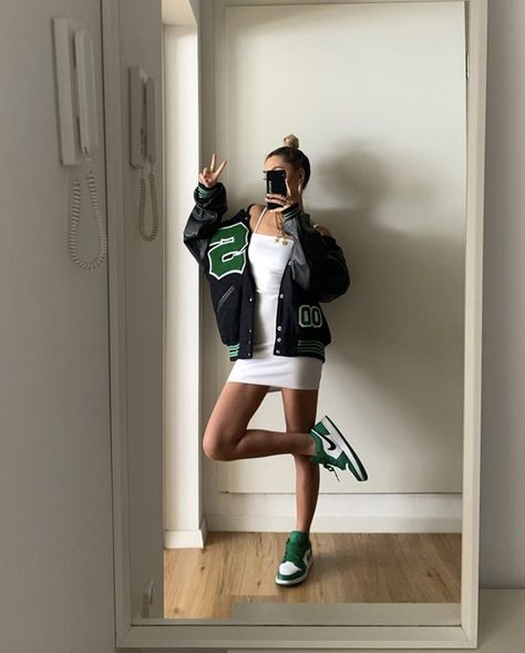 @𝚟𝚞𝚒𝚝𝚝𝚘𝚗𝚐𝚊𝚕𝚜💋 Basic White Dress, Jordan Outfits Womens, Jordans Sneakers Outfit, Jordan 1 Outfit Women, Streetwear Girl, Jordan Outfits, Streetwear Fashion Women, Sneakers Outfit, Looks Style