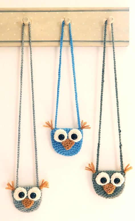 I’ve hooked up a few of these wide-eyed owl necklace purses recently and thought I would share the ins and outs of how I made them with you in case you want to have a go yourself. They’… Crocheted Owls, Crochet Owl Purse, Crocheted Owl, Crocheted Purses, Knit Bags, Owl Purse, Crochet Owls, Owl Crochet Patterns, Crochet Shell Stitch