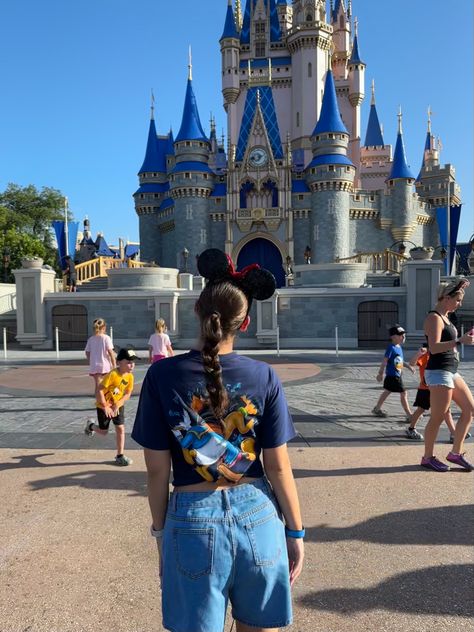 Walt Disney World Outfits Summer, Girly Disney Outfits, Disneyland Castle Aesthetic, Aesthetic Disney Outfits, Walt Disney World Outfits, Disney World Outfits Summer, Disney Ootd, Disneyland Aesthetic, 21 Bday