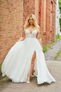 Wedding Dress Big Bust, Dresses For Big Bust, Flattering Wedding Dress, Curvy Wedding Dress, Best Wedding Dress, Curvy Wedding, Big Wedding Dresses, Petite Wedding Dress, Gaun Fashion