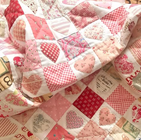 Helen Pontin (@helen.philipps) • Instagram photos and videos Pink Floral Quilt, Girl Hobbies, Hearts Quilt Pattern, Patch Work Quilt, Valentine Quilts, Checkerboard Quilt, Helen Phillips, Wonderful Thursday, Scrap Basket