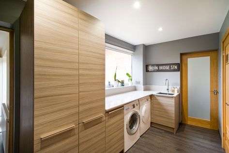 17 L-Shaped Laundry Designs For Better Use Of The Space & Functionality L Shaped Laundry, Laundry Room Layout, Classic Contemporary Kitchen, Contemporary Laundry Room, House Tweaking, Laundry Room Ideas Small Space, Modern Home Bar, Laundry Room Layouts, Modern Laundry Rooms