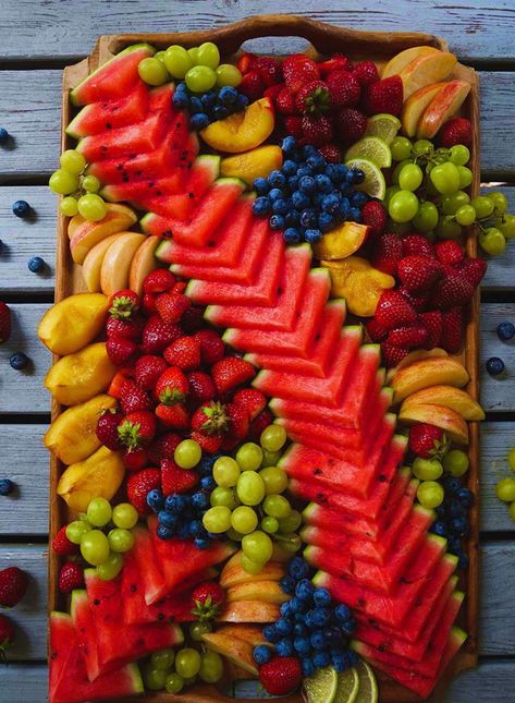 Birthday Party Fruit Platter, Fruit Snack Board, Amazing Fruit Platter, Fruit Platter Ideas Party Trays Simple, Healthy Food Board, Desert Charcuterie Board Ideas, Food Platters Party, Cold Platters, Fruit Boards