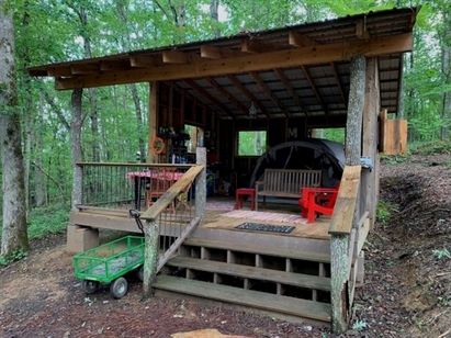 Small Camping Cabin, Off Grid Campsite, Easy Shelter In The Woods, Farm Camping Ideas, Campsite Ideas Permanent, Building Your Own Campsite, Diy Campsite Ideas, Tent Platform Camping, Camping Setup Ideas Glamping