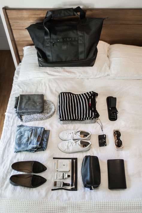 Personal Bag Travel Packing Tips, Travel Outfit Summer Airport, Travel Outfit Spring, Travel Light Packing, Travel Accesories, Travel Clothes Women, Packing Lists, Travel Wear, Outfit Formulas