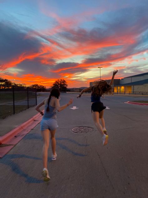 Running Asthetic Picture, Sunrise Run, Running Inspo, Aesthetic Running, Running Pictures, Field Athletes, Best Friend Questions, Track Star, Running Photos