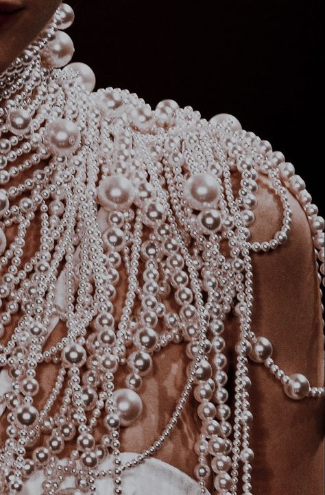 Queen Archetype Aesthetic Fashion, Pearl Photoshoot, 1930 Aesthetic, Pearl Clothes, Pearls Aesthetic, Pearl Outfit, Pearl Aesthetic, Pearls Fashion, Tessa And Scott